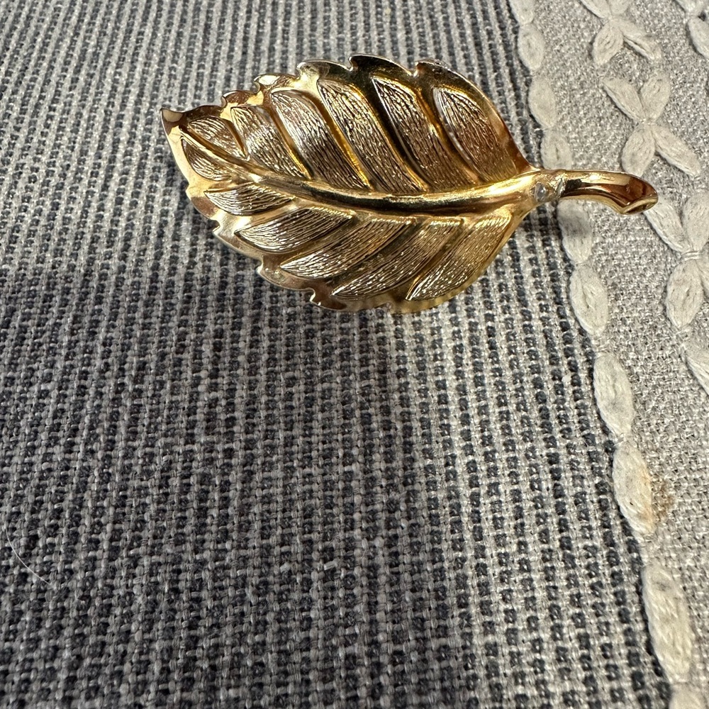 Elegant Gold Leaf Brooch